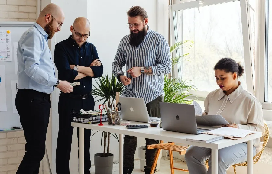 Equipo comercial revisando resultados de ventas