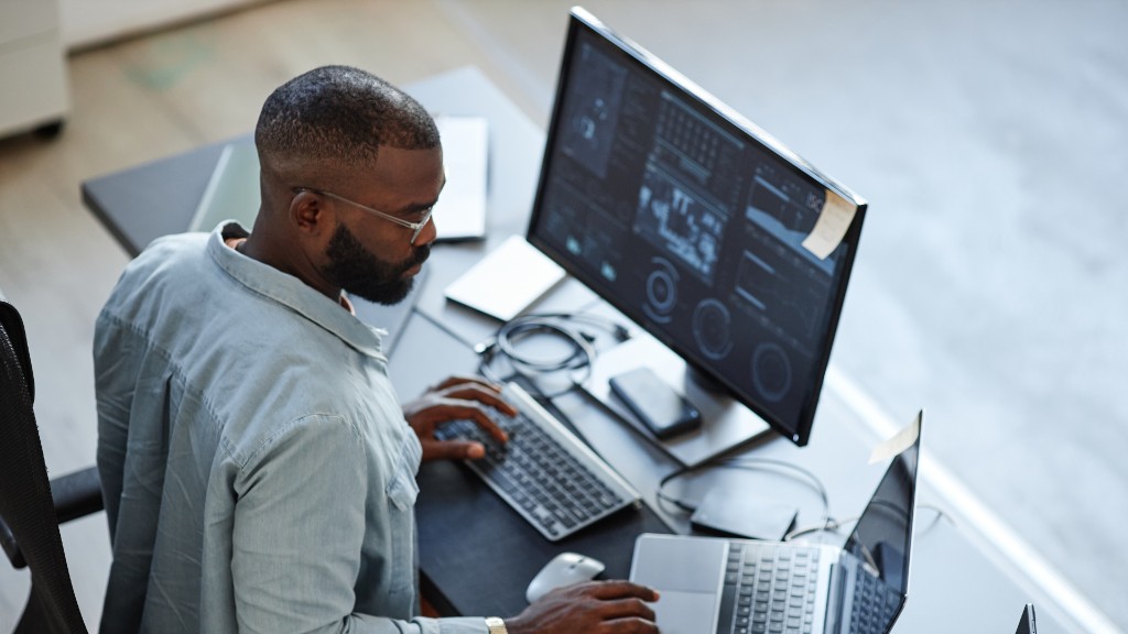 Profesionales en reunión para definir próximos pasos de implementación