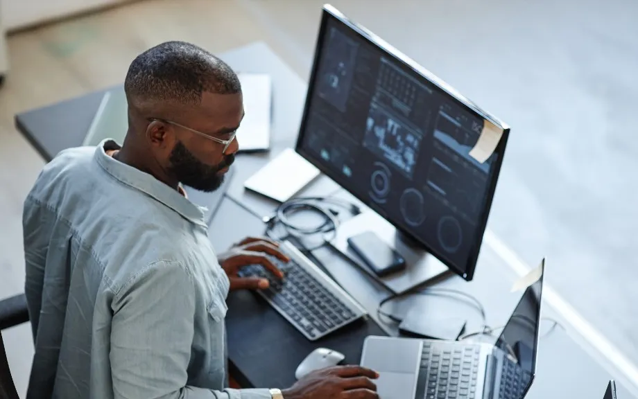 Profesionales configurando cuenta y workspace en laptop